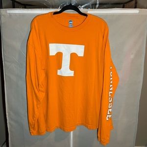 UTK NCAA long sleeve. Only stain is the white parts in the last picture. 2XL